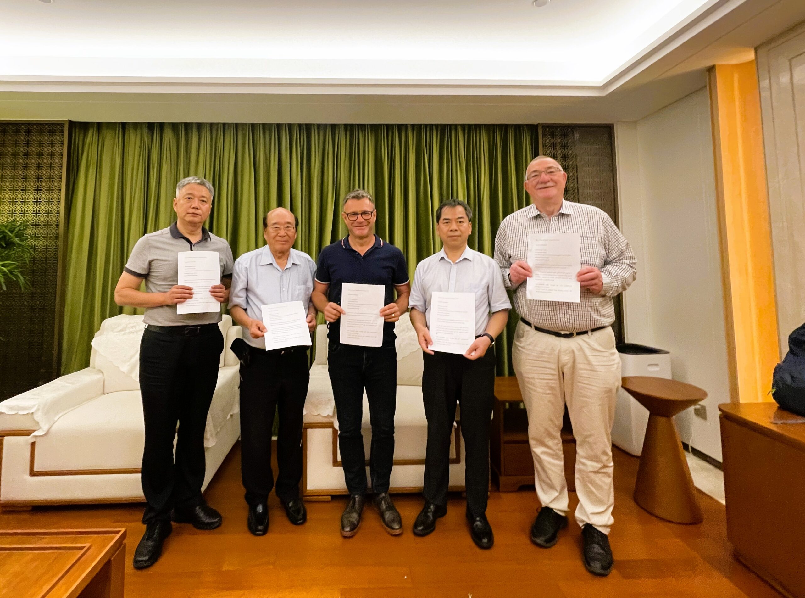 Li Xiaofei_Zang Zuoshuang_Jean-Luc Pasquier_Long Sanq un_Kelvin Trimper_Contrat_ droits_obtention_signé